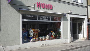Asiatische Lebensmittel - und Winkekatzen im Schaufenster - gibt es bei Huhu in der Fr&ouml;hliche-T&uuml;rken-Stra&szlig;e. Fr&uuml;her war hier ein Beate-Uhse-Laden.