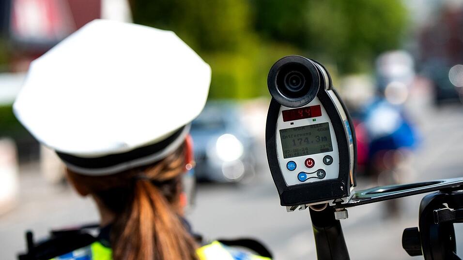 Der UDV fordert schärfere Kontrollen und Strafen im Straßenverkehr. (Symbolbild) Der UDV fordert schärfere Kontrollen und Strafen im Straßenverkehr. (Symbolbild)