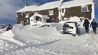 Während die rund 60 Gäste des 'Tan Hill Inn' am Freitagabend zu Oasis-Melodien tanzten, schneite es draußen immer weiter.