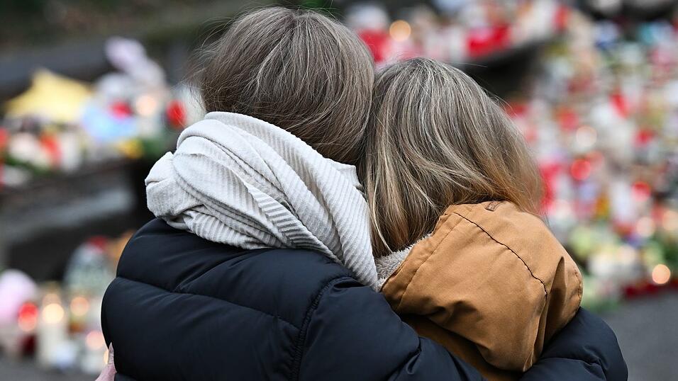Viele Menschen trauerten in der Nähe des Tatorts.