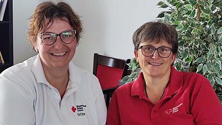 Brigitte Ziselsberger (l.) und Alexandra Schlecht vom BRK Seniorenwohn- und Pflegezentrum in Viechtach helfen Menschen, wichtige Entscheidungen über das Ende ihres Lebens zu treffen.