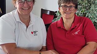 Brigitte Ziselsberger (l.) und Alexandra Schlecht vom BRK Seniorenwohn- und Pflegezentrum in Viechtach helfen Menschen, wichtige Entscheidungen über das Ende ihres Lebens zu treffen.