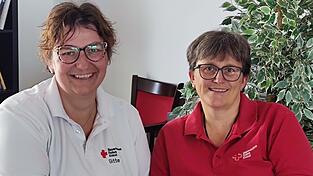 Brigitte Ziselsberger (l.) und Alexandra Schlecht vom BRK Seniorenwohn- und Pflegezentrum in Viechtach helfen Menschen, wichtige Entscheidungen über das Ende ihres Lebens zu treffen.
