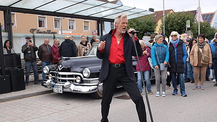 Elvis-Künstler Mike Bender trat auf.