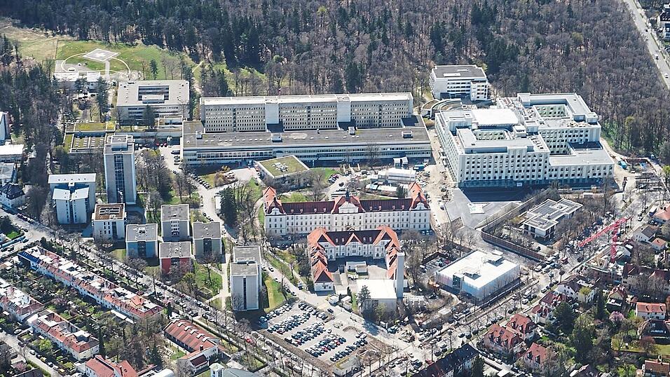 Das Klinikum Harlaching von oben: Der Altbau in der Mitte hinten aus den 60er-Jahren wird abgerissen. Der Neubau rechts ist jetzt fertig geworden. Auch den denkmalgeschützten Altbau (vorne) nutzt die München Klinik bald nicht mehr und gibt ihn an die Stadt zurück. Die muss sich dann eine neue Nutzung überlegen.