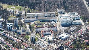 Das Klinikum Harlaching von oben: Der Altbau in der Mitte hinten aus den 60er-Jahren wird abgerissen. Der Neubau rechts ist jetzt fertig geworden. Auch den denkmalgeschützten Altbau (vorne) nutzt die München Klinik bald nicht mehr und gibt ihn an die Stadt zurück. Die muss sich dann eine neue Nutzung überlegen.