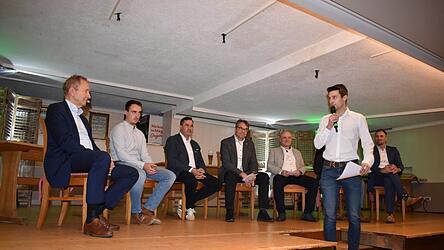 Thomas Sixt, Vorsitzender vom Ring junger Hopfenpflanzer, begr&uuml;&szlig;te die Teilnehmer der Podiumsdiskussion und stellte die Runde vor.