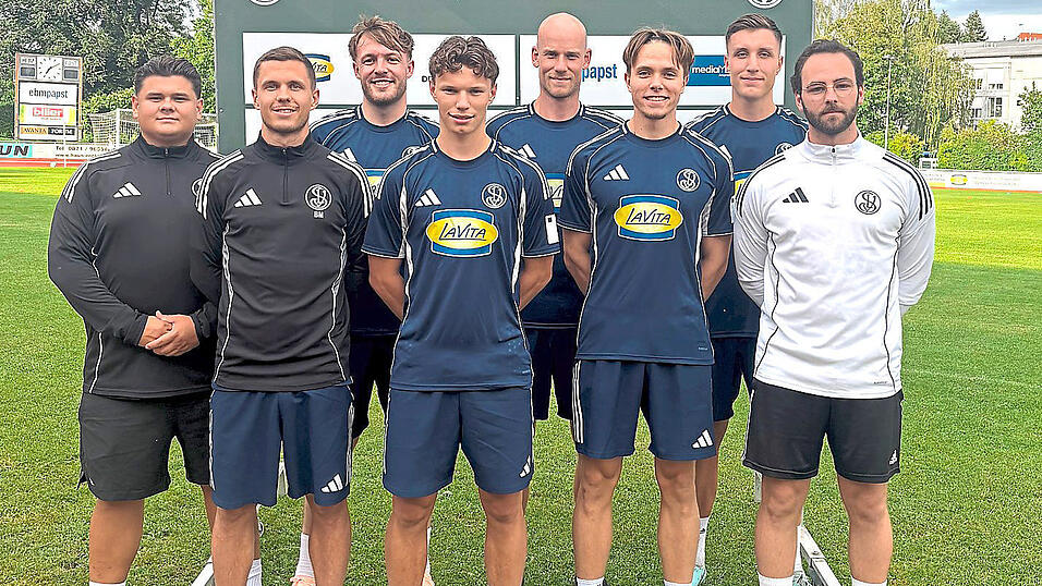 Voller Tatendrang: (v.l.) Co-Trainer Johannes Maier, Coach Sebastian Maier sowie die Neuzugänge Luca Müller, Tim Hoffmann, Martin Stoller, Mario Folger, Yannick Justvan und der neue Co-Trainer Kevin Engber. Voller Tatendrang: (v.l.) Co-Trainer Johannes Maier, Coach Sebastian Maier sowie die Neuzugänge Luca Müller, Tim Hoffmann, Martin Stoller, Mario Folger, Yannick Justvan und der neue Co-Trainer Kevin Engber.