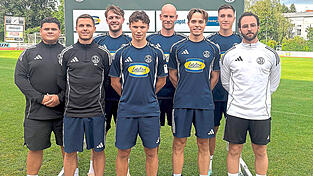 Voller Tatendrang: (v.l.) Co-Trainer Johannes Maier, Coach Sebastian Maier sowie die Neuzugänge Luca Müller, Tim Hoffmann, Martin Stoller, Mario Folger, Yannick Justvan und der neue Co-Trainer Kevin Engber. Voller Tatendrang: (v.l.) Co-Trainer Johannes Maier, Coach Sebastian Maier sowie die Neuzugänge Luca Müller, Tim Hoffmann, Martin Stoller, Mario Folger, Yannick Justvan und der neue Co-Trainer Kevin Engber.