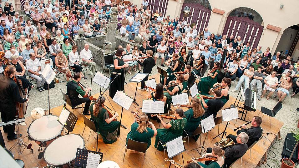 Das Orchester „Arnstorf Classics“ spielt am 19. Juli ein Sommerkonzert im Schloss. Das Orchester „Arnstorf Classics“ spielt am 19. Juli ein Sommerkonzert im Schloss.