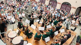 Das Orchester &bdquo;Arnstorf Classics&ldquo; spielt am 19. Juli ein Sommerkonzert im Schloss.