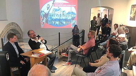 Vor 100 Jahren bezog der Jahn das Stadion an der Pr&uuml;feninger Stra&szlig;e. Daran erinnert eine Ausstellung im Akuso-Forum.