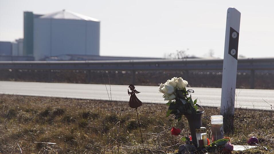 Die Unfallstelle zwischen S&uuml;nching und Riekofen. (Archiv)