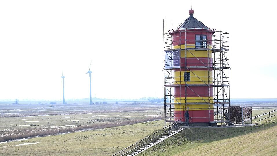 Der vergleichsweise kleine Leuchtturm ist schon seit Jahren nicht mehr im Dienst - daf&uuml;r aber ein beliebtes Fotomotiv in Ostfriesland.
