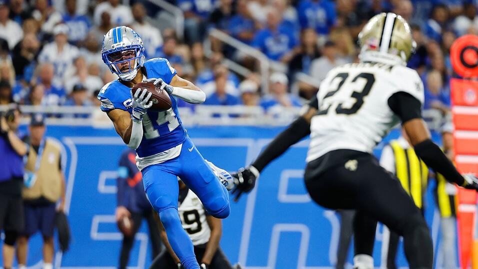St. Brown (links) erzielte im ersten Saisonspiel zwei Touchdowns für die Lions. St. Brown (links) erzielte im ersten Saisonspiel zwei Touchdowns für die Lions.