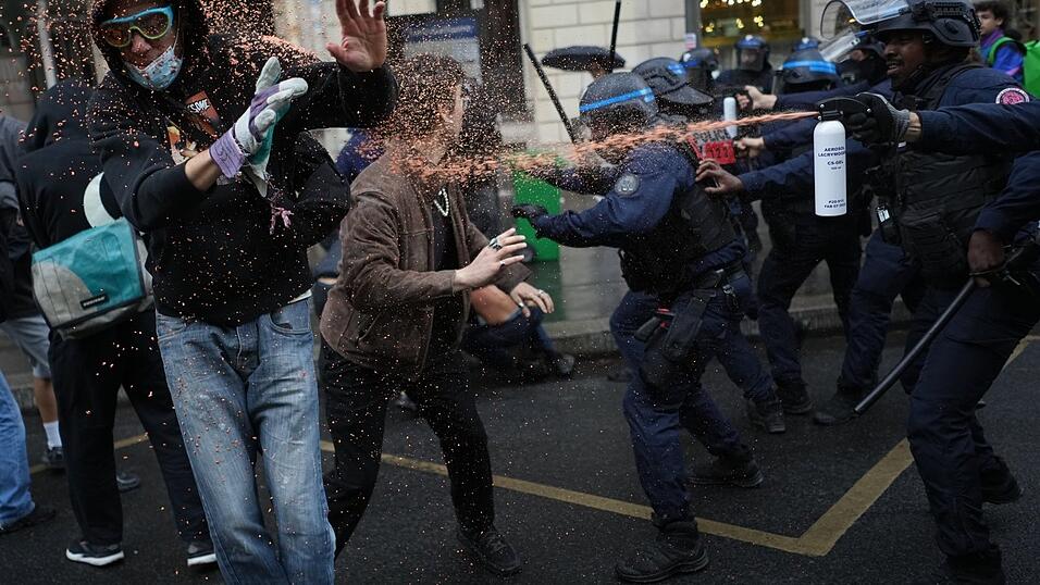 Polizisten setzen Pfefferspray ein gegen Studenten in der Nähe der Sciences-Po-Universität die gegen die Unterfinanzierung von Schulen protestieren. Polizisten setzen Pfefferspray ein gegen Studenten in der Nähe der Sciences-Po-Universität die gegen die Unterfinanzierung von Schulen protestieren.