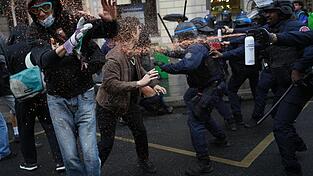 Polizisten setzen Pfefferspray ein gegen Studenten in der Nähe der Sciences-Po-Universität die gegen die Unterfinanzierung von Schulen protestieren. Polizisten setzen Pfefferspray ein gegen Studenten in der Nähe der Sciences-Po-Universität die gegen die Unterfinanzierung von Schulen protestieren.
