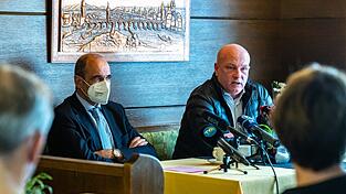 Joachim Wolbergs (r), ehemaliger Oberbürgermeister von Regensburg, zusammen mit seinem Verteidiger Peter Witting bei einem Pressegespräch. Joachim Wolbergs (r), ehemaliger Oberbürgermeister von Regensburg, zusammen mit seinem Verteidiger Peter Witting bei einem Pressegespräch.