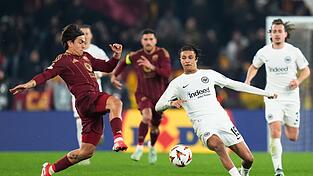 Trotz Niederlage bei AS Rom steht Eintracht Frankfurt im Achtelfinale der Europa League.