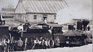 Das Bild zeigt einen Bauzug mit einer Ostbahn-C II-Güterzuglokomotive an der Plattlinger Westausfahrt.