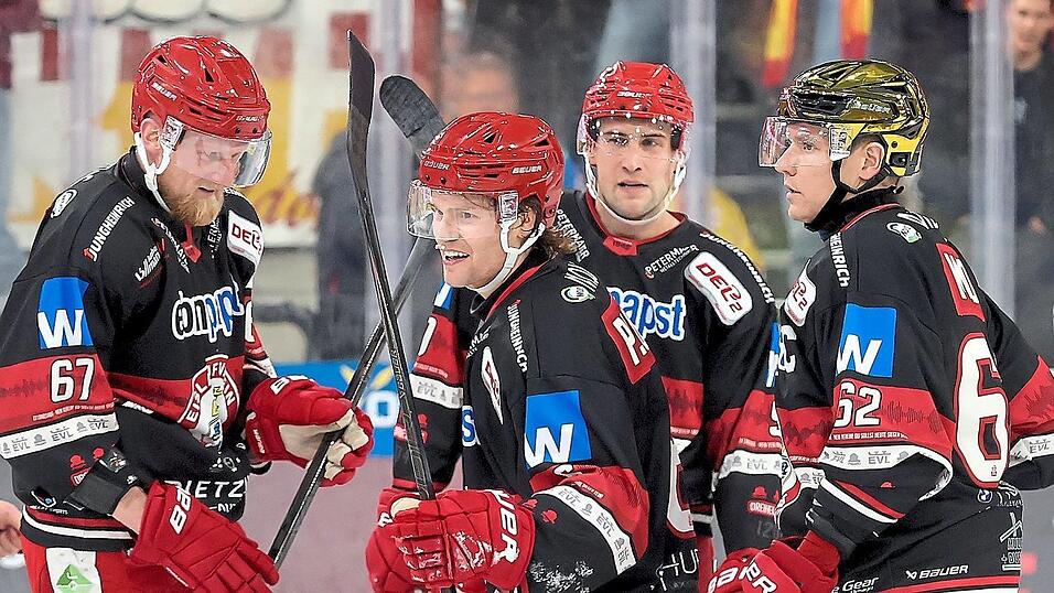 Punktesammler unter sich (von links): Stanislav Dietz (ein Assist), Dylan Plouffe (ein Tor, eine Vorlage), Doppelpacker Tobias Lindberg und „Goldhelm“ Tor Immo (ein Assist) bildeten auch gegen die Düsseldorfer EG ein starkes EVL-Quartett. Punktesammler unter sich (von links): Stanislav Dietz (ein Assist), Dylan Plouffe (ein Tor, eine Vorlage), Doppelpacker Tobias Lindberg und „Goldhelm“ Tor Immo (ein Assist) bildeten auch gegen die Düsseldorfer EG ein starkes EVL-Quartett.