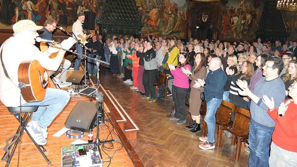 Die Band 'Auf a Wort' trat am Samstagabend im Rathausprunksaal in Landshut auf.