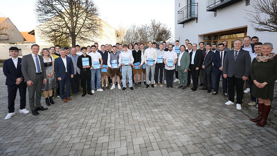 Allen Grund zur Freude hatten die 37 jungen Elektriker über ihre erhaltenen Gesellenbriefe. Die Junggesellen zusammen mit den Ehrengästen aus Innung, Berufsschule und Politik. Allen Grund zur Freude hatten die 37 jungen Elektriker über ihre erhaltenen Gesellenbriefe. Die Junggesellen zusammen mit den Ehrengästen aus Innung, Berufsschule und Politik.