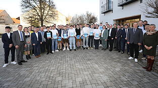 Allen Grund zur Freude hatten die 37 jungen Elektriker über ihre erhaltenen Gesellenbriefe. Die Junggesellen zusammen mit den Ehrengästen aus Innung, Berufsschule und Politik. Allen Grund zur Freude hatten die 37 jungen Elektriker über ihre erhaltenen Gesellenbriefe. Die Junggesellen zusammen mit den Ehrengästen aus Innung, Berufsschule und Politik.