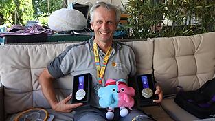 Christian Stengl präsentiert beim Gespräch mit der Moosburger Zeitung stolz seine internationalen Medaillen. Christian Stengl präsentiert beim Gespräch mit der Moosburger Zeitung stolz seine internationalen Medaillen.