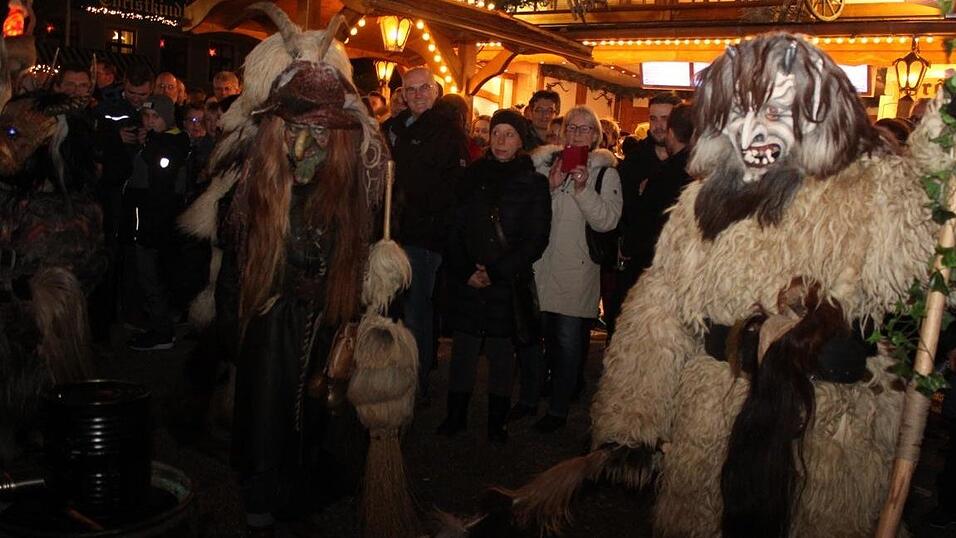 Die Perchtengruppe 'Frisinger Fratz'n' trat am Mittwochabend auf dem Landshuter Christkindlmarkt auf. Die Perchtengruppe 'Frisinger Fratz'n' trat am Mittwochabend auf dem Landshuter Christkindlmarkt auf.