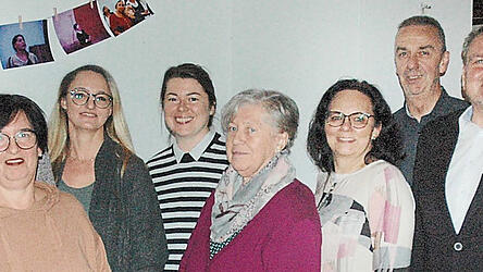 Die Vorstandschaft des Eva-Plenningerin-Festspielvereins (v. l.): Christian Pritscher, Johann Amann, Beate Drexler, Marina Eichmeier, Elisabeth Stettmer, Gertraud Stettmer, Silvia Ramsauer-Bauer, Konrad Bauer und Vorsitzender Thomas Drexler. Rechts Bürgermeister Herbert Lichtinger.