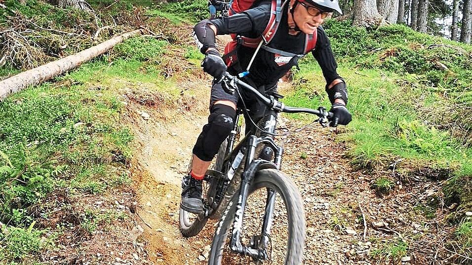 Über Stock und Stein, aber mit Respekt vor der Natur: Mountainbiken im Wald. Über Stock und Stein, aber mit Respekt vor der Natur: Mountainbiken im Wald.