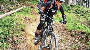 Über Stock und Stein, aber mit Respekt vor der Natur: Mountainbiken im Wald.