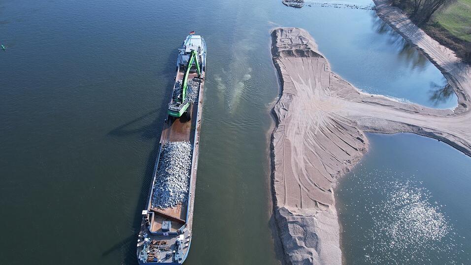 Im Zuge des Wassertraßenausbaus ist zwischen Stephansposching und Mariaposching die Flussinsel Fehmbach gebaut worden. Hier werden gerade zu ihrem Schutz Wasserbausteine per Schiff angeliefert. Im Zuge des Wassertraßenausbaus ist zwischen Stephansposching und Mariaposching die Flussinsel Fehmbach gebaut worden. Hier werden gerade zu ihrem Schutz Wasserbausteine per Schiff angeliefert.