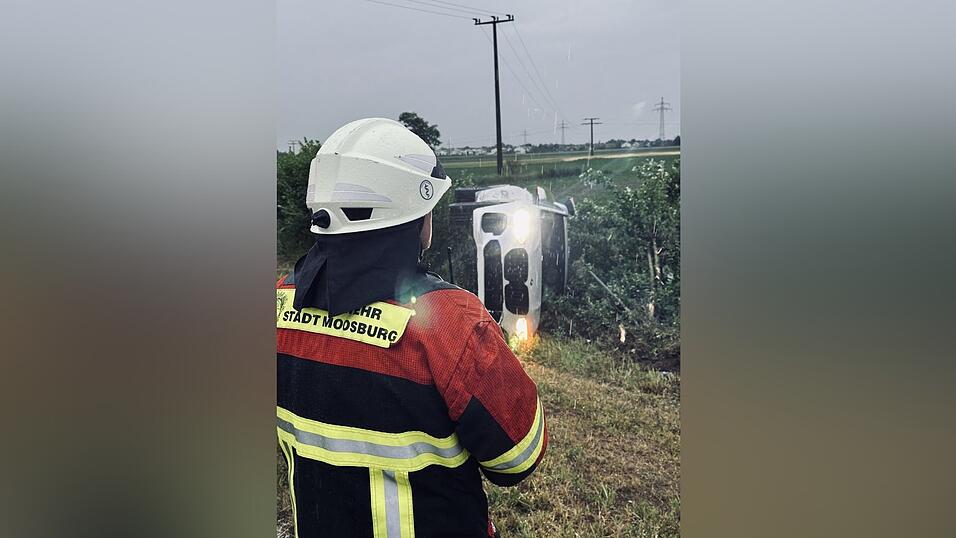 Der BMW schleuderte auf der A92 von der Fahrbahn.