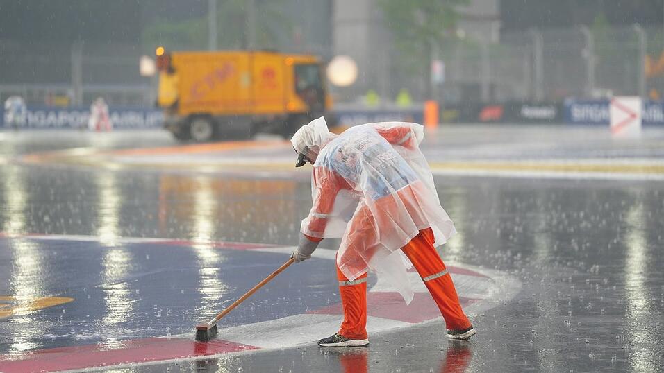 Heftiger Regen verz&ouml;gerte das Sprint-Rennen in Singapur.