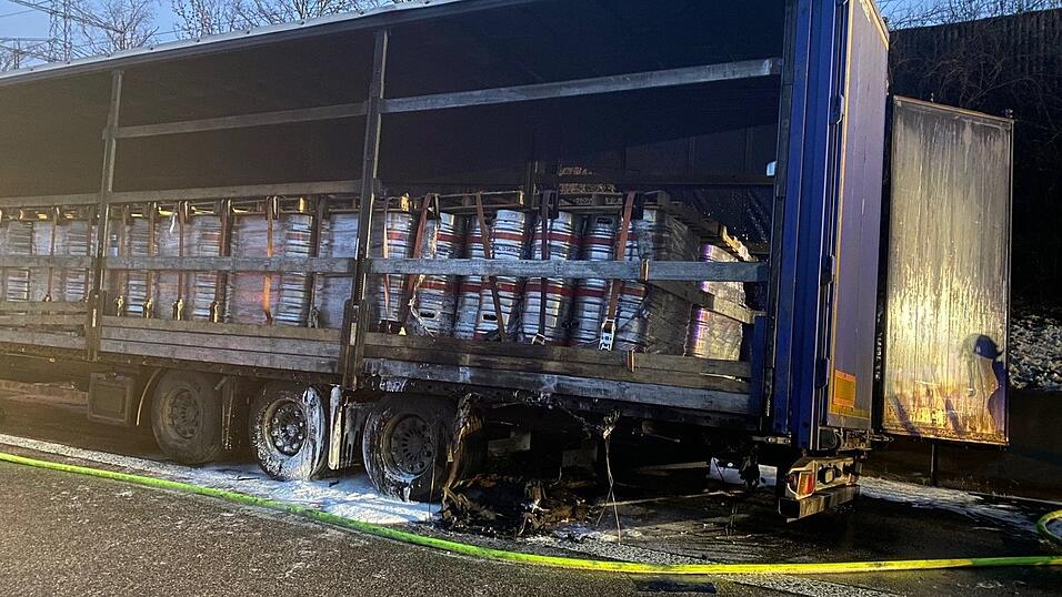 Lkw-Brand am frühen Freitagmorgen auf der Autobahn A93 bei Pentling im Landkreis Regensburg. Lkw-Brand am frühen Freitagmorgen auf der Autobahn A93 bei Pentling im Landkreis Regensburg.