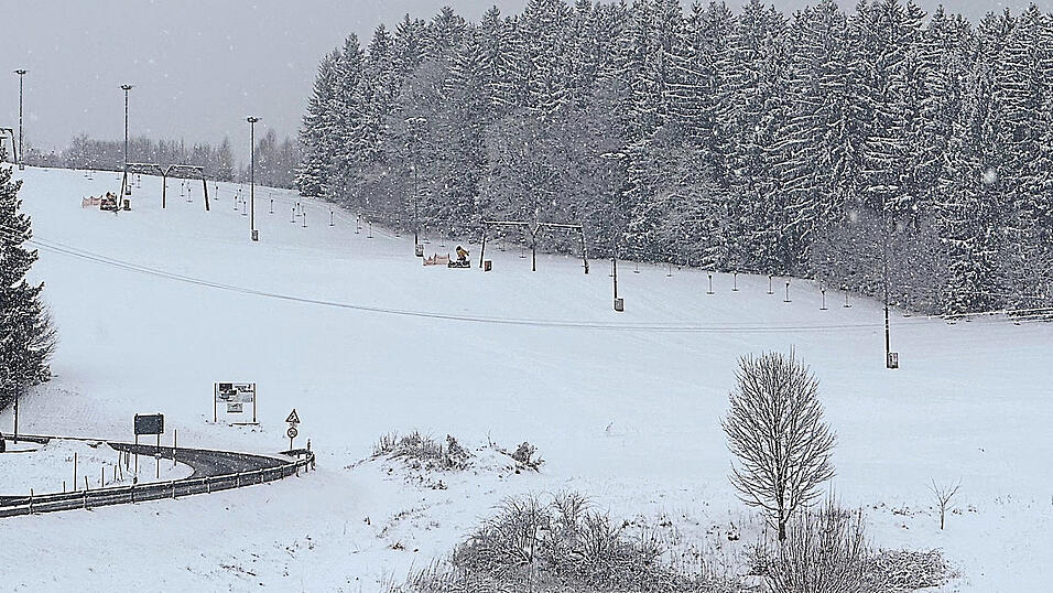 Am Mittwochnachmittag war der Skilift in Gr&uuml;n-Maibrunn noch nicht offen. Immerhin hat es an dem Tag viel geschneit.