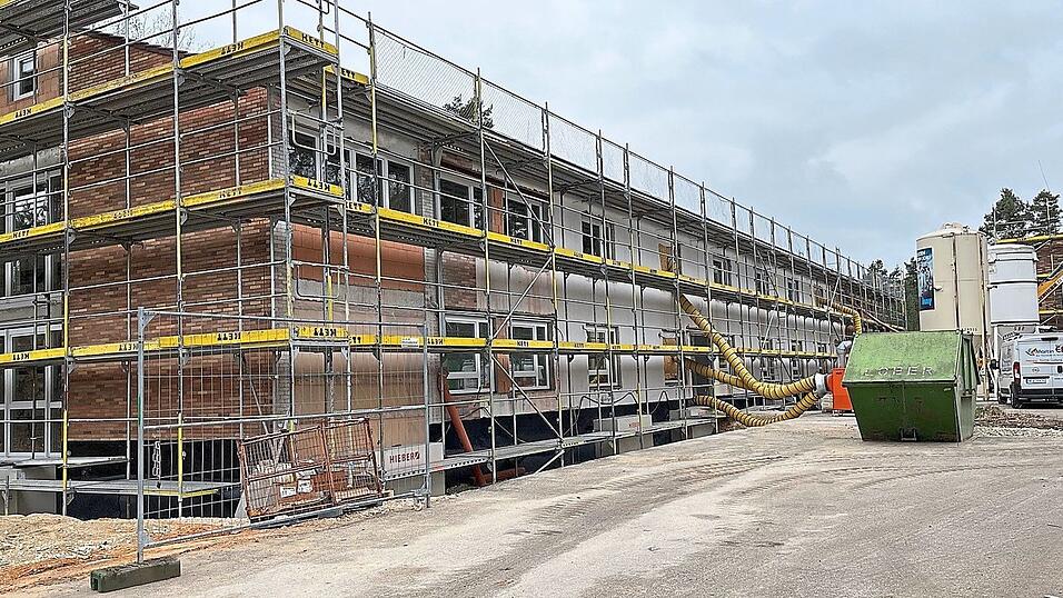 Das Gebäude auf dem ehemaligen Bundesgrenzschutz-Gelände in Schwandorf wird für das Gemeinsame Zentrum der deutsch-tschechischen Polizei- und Zollzusammenarbeit saniert und umgebaut. Die Kosten betragen laut Bundespolizeidirektion etwa 7,4 Millionen Euro. Das Gebäude auf dem ehemaligen Bundesgrenzschutz-Gelände in Schwandorf wird für das Gemeinsame Zentrum der deutsch-tschechischen Polizei- und Zollzusammenarbeit saniert und umgebaut. Die Kosten betragen laut Bundespolizeidirektion etwa 7,4 Millionen Euro.