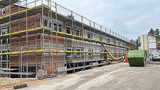 Das Gebäude auf dem ehemaligen Bundesgrenzschutz-Gelände in Schwandorf wird für das Gemeinsame Zentrum der deutsch-tschechischen Polizei- und Zollzusammenarbeit saniert und umgebaut. Die Kosten betragen laut Bundespolizeidirektion etwa 7,4 Millionen Euro. Das Gebäude auf dem ehemaligen Bundesgrenzschutz-Gelände in Schwandorf wird für das Gemeinsame Zentrum der deutsch-tschechischen Polizei- und Zollzusammenarbeit saniert und umgebaut. Die Kosten betragen laut Bundespolizeidirektion etwa 7,4 Millionen Euro.