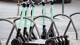 Die Fahrzeuge von Anbietern wie Bolt und Lime lassen sich per Smartphone-App anmieten. (Symbolbild)
