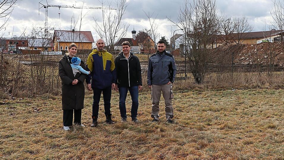 Um ihren Bedenken zu einem Bauprojekt in Rosenhof Geh&ouml;r zu verschaffen, gr&uuml;ndeten Anwohner eine B&uuml;rgerinitiative. Franziska Schiller (von links), Andreas Schiller, Stefan Strohmeier und Jonas Strohmeier w&uuml;nschen sich, so den d&ouml;rflichen Charakter ihres Rosenhofs zu erhalten.