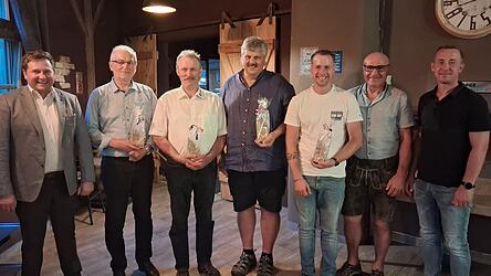 Bei der Verabschiedung (v.l.): B&uuml;rgermeister Andreas Eckl, Johann Miethaner, Michael Kellermeier, Helmut Gierl, Martin Heiland, zweiter B&uuml;rgermeister Eberhard Prei&szlig; und dritter B&uuml;rgermeister Matthias Schedlbauer.