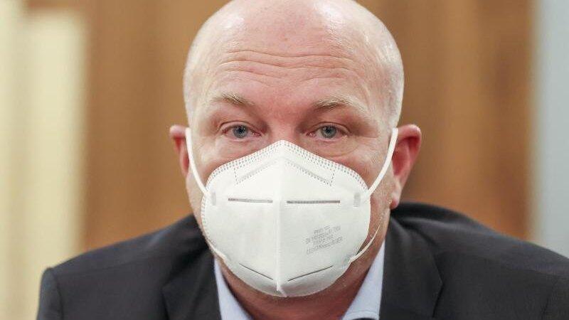 Joachim Wolbergs, ehemaliger Oberb&uuml;rgermeister von Regensburg, sitzt in einem Gerichtssaal.