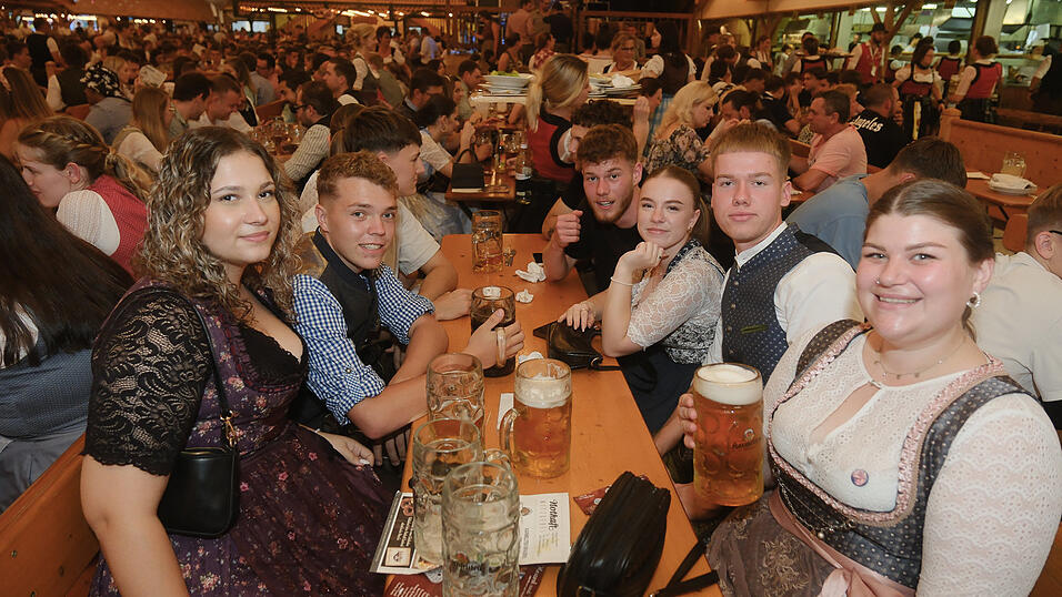 Die Partybilder vom Dienstag, 15. August 2023, aus dem Festzelt Nothaft. Die Partybilder vom Dienstag, 15. August 2023, aus dem Festzelt Nothaft.