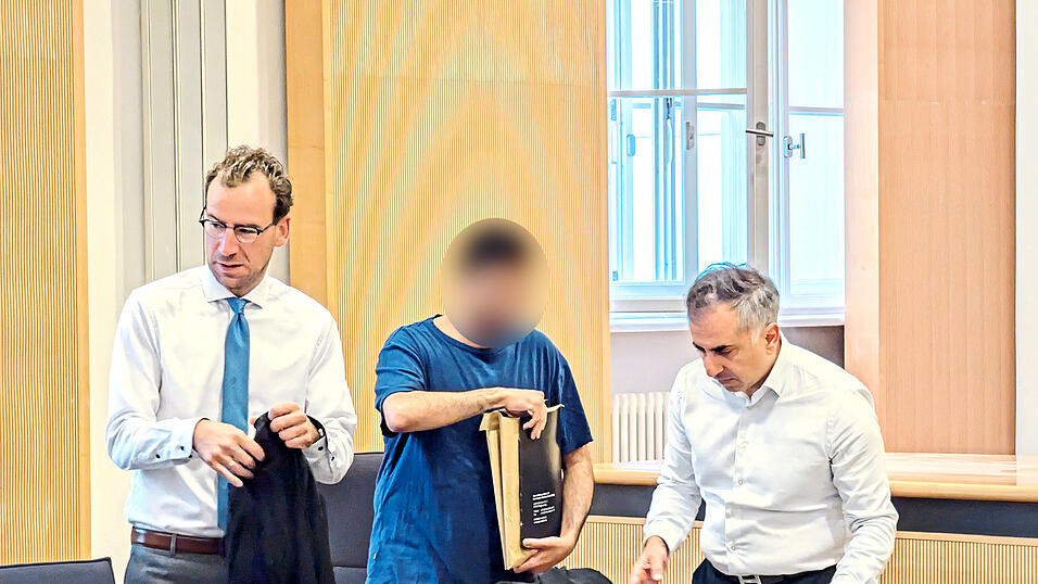 Die Rechtsanwälte Shervin Ameri (r.) und Alexander Greithaner fordern eine Bewährungsstrafe wegen 'einfacher Körperverletzung', nachdem aus dem Arabischen übersetze Zeugenaussagen die Anklage entkräfteten.