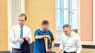 Die Rechtsanwälte Shervin Ameri (r.) und Alexander Greithaner fordern eine Bewährungsstrafe wegen 'einfacher Körperverletzung', nachdem aus dem Arabischen übersetze Zeugenaussagen die Anklage entkräfteten.