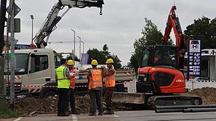 Zwischen Gleisen und Fahrbahn verlegt eine Firma Leerrohre. Ab 19 Uhr soll der Übergang wieder begeh- und befahrbar sein. Zwischen Gleisen und Fahrbahn verlegt eine Firma Leerrohre. Ab 19 Uhr soll der Übergang wieder begeh- und befahrbar sein.