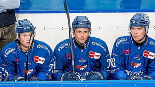 Dafür, dass sich die Spieler erst noch aneinander gewöhnen müssen, wie es Head Coach Craig Woodcroft ausdrückt, waren die Auftritte der Straubing Tigers - hier Youngster Linus Brandl und die beiden Neuzugänge Nick Halloran und Filip Varejcka (v. l.) - beim Gäubodenvolksfest-Cup und vor allem beim Vinschgau-Cup am vergangenen Wochenende schon recht vielversprechend. Von Freitag bis Sonntag spielen die Straubinger ihr drittes und letztes Vorbereitungsturnier beim DEL-Aufsteiger in Dresden.