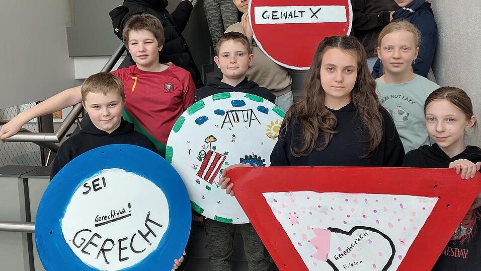 Die Sch&uuml;ler mit ihren Schildern.